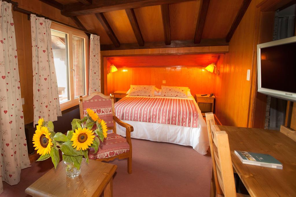 Hotel Aux Mille Etoiles Salvan Esterno foto